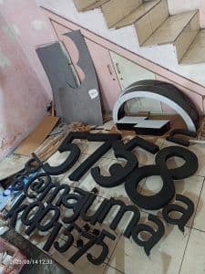 Signage toko retail